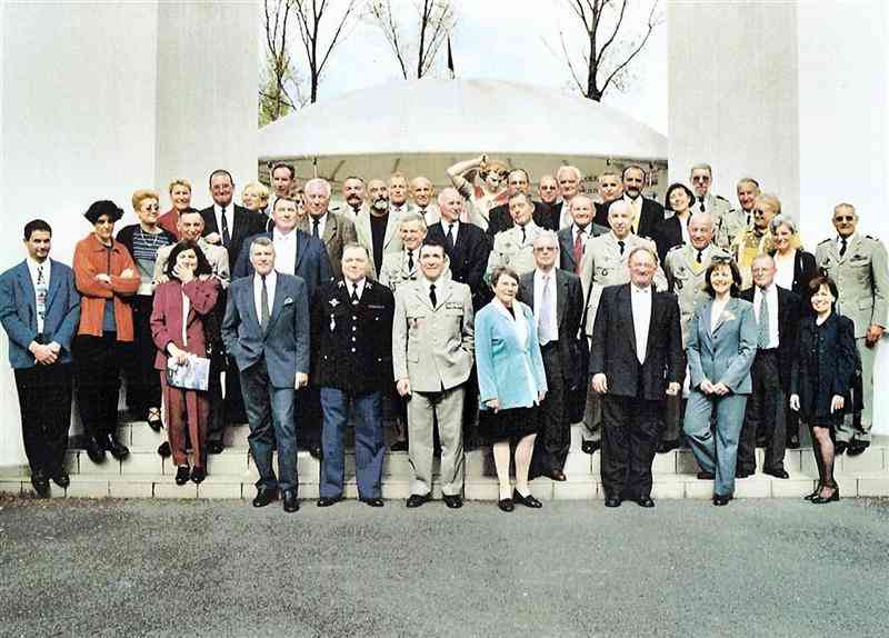 06_Num001 (Sommier).jpg - Les participants devant le Musée des Troupes aéroportées